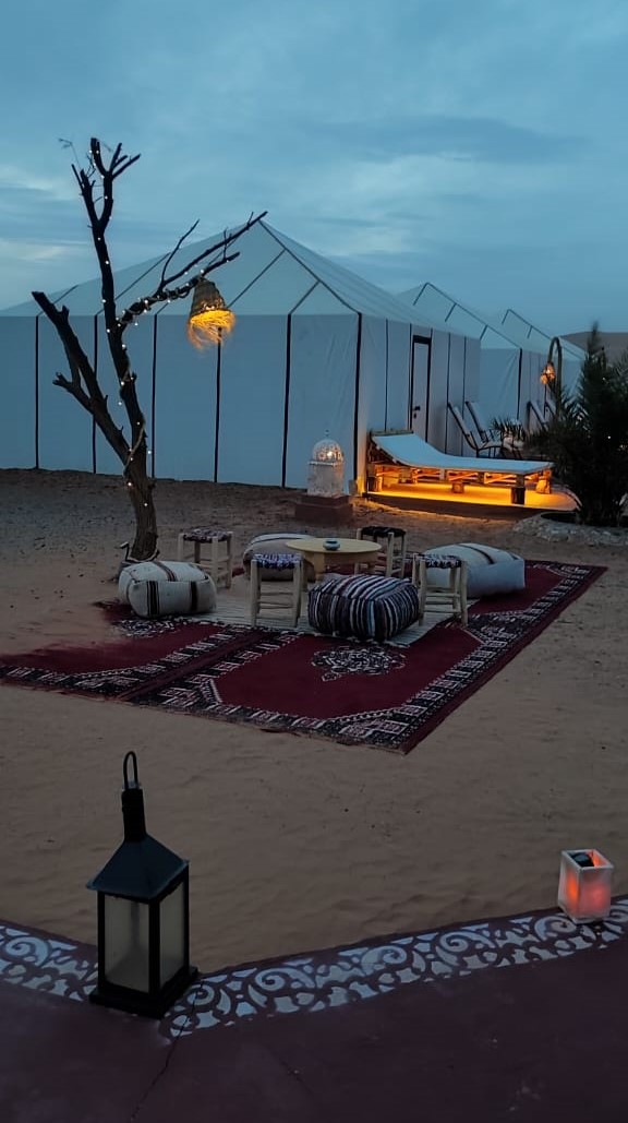 campo-tendato-nel-deserto