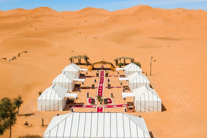 campo-tendato-nel-deserto